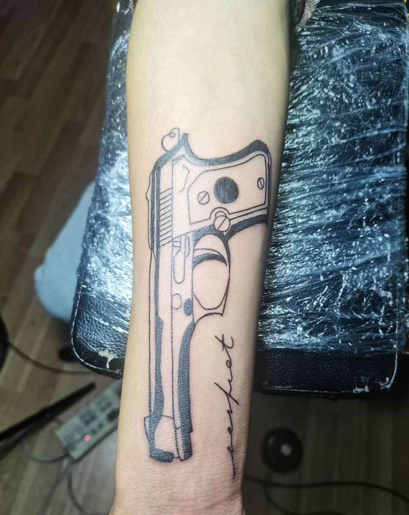 枪纹身图片_手臂纹身图案