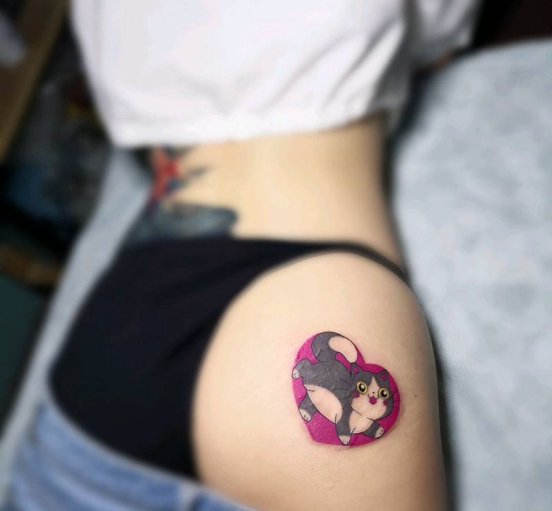 可爱猫猫纹身图片_臀部纹身图案