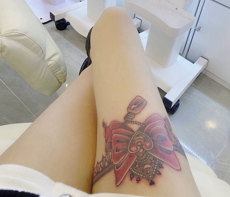 蝴蝶结纹身图片_腿部纹身图案