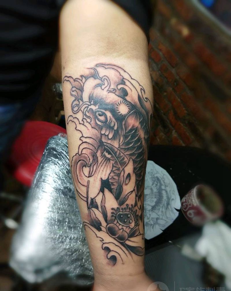 锦鲤纹身图片_手臂纹身图案