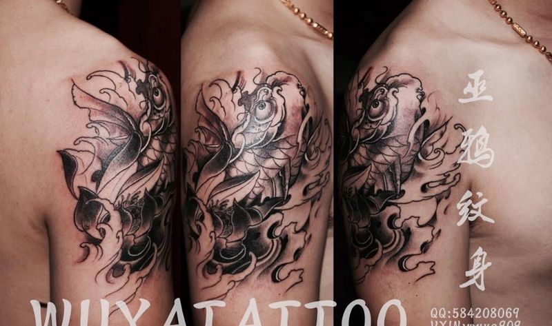 黑白锦鲤鹿十字英文纹身图片