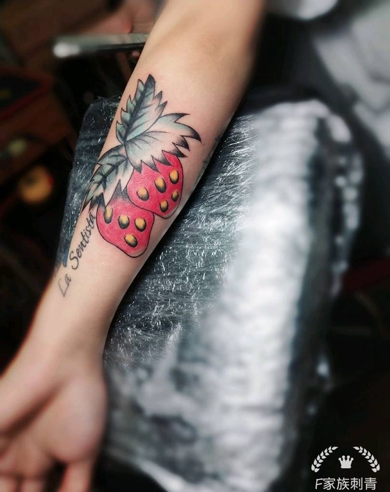 草莓纹身图片_手臂纹身图案