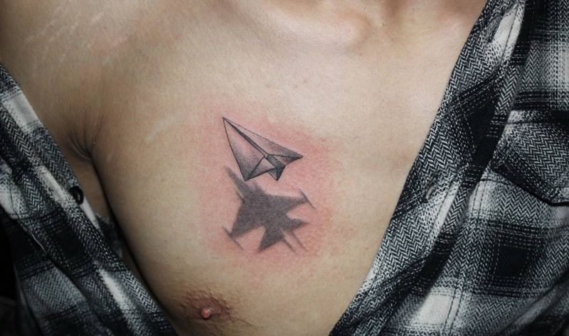 纸飞机 飞机纹身图片_胸部欧美写实小清新纹身图案