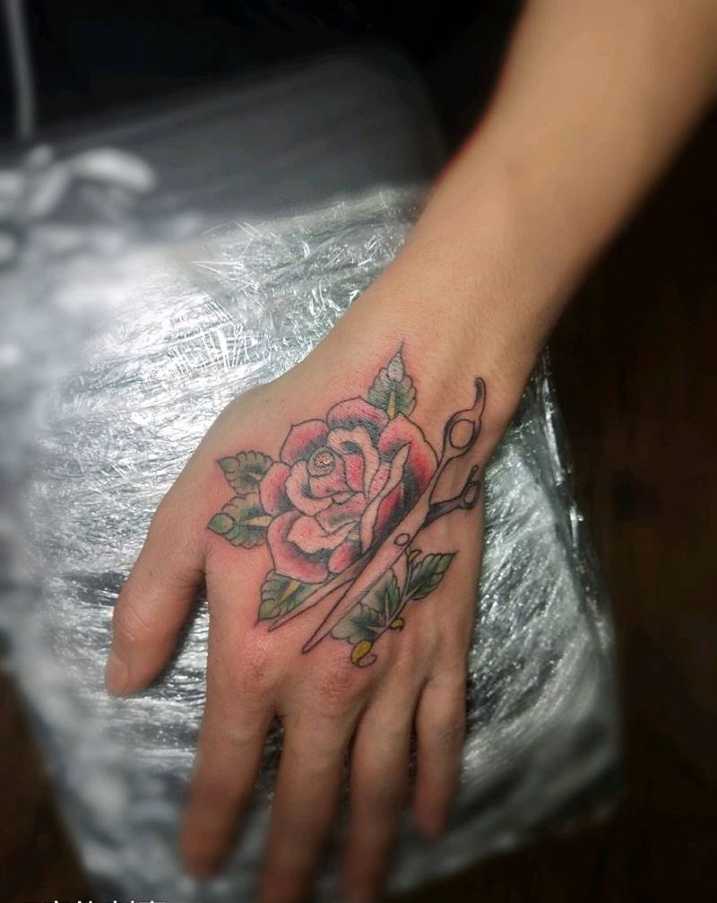 玫瑰纹身图片_手部纹身图案