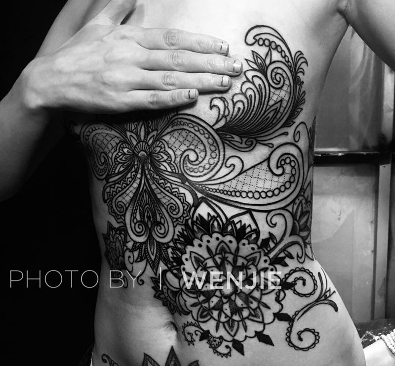 繁花遮盖纹身图片_成品胸部腹部腰部图腾自贡火骷髅遮盖纹身图案