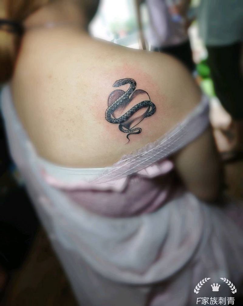 蛇纹身图片_肩部纹身图案