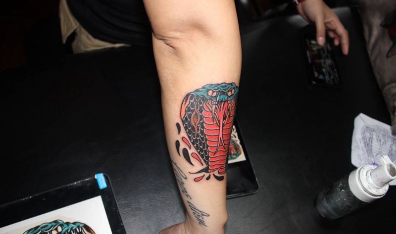 old school 眼镜蛇纹身图片_成品手臂欧美传统动物静物宗教清新手部纹身图案