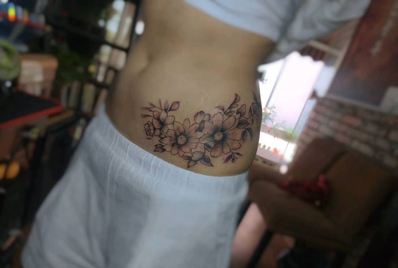 素花纹身图片_腹部纹身图案