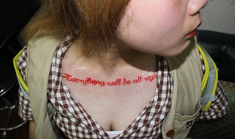 红色英文贴了修复膜纹身图片_胸部花体字New School纹身图案