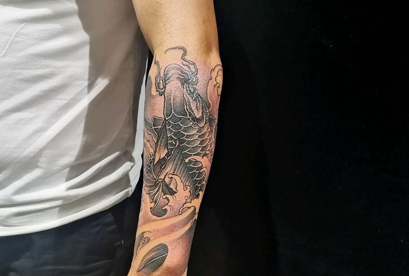 锦鲤纹身图片_手部新传统鱼纹身图案