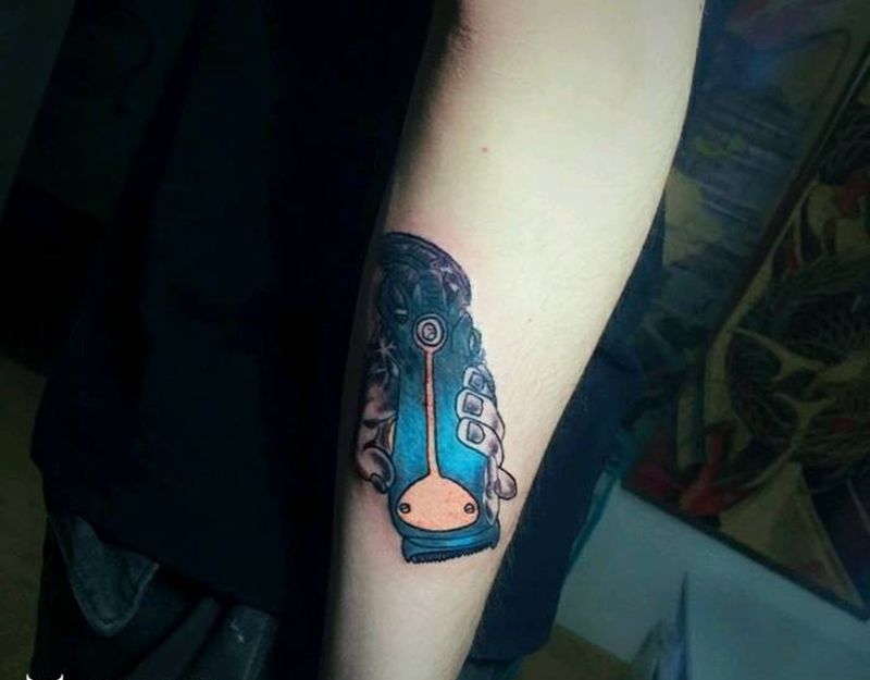 推子纹身图片_手臂传统清新纹身图案