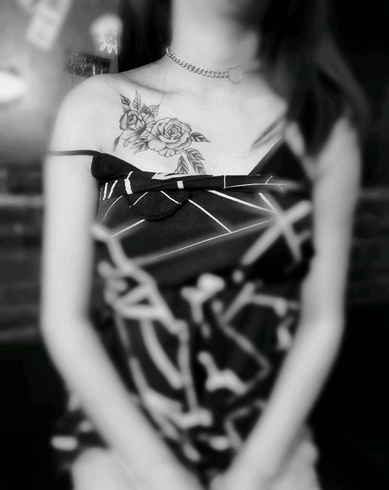 素花纹身图片_胸部纹身图案