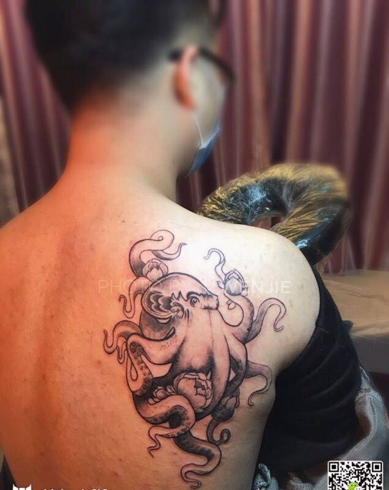 莲花章鱼纹身图片
