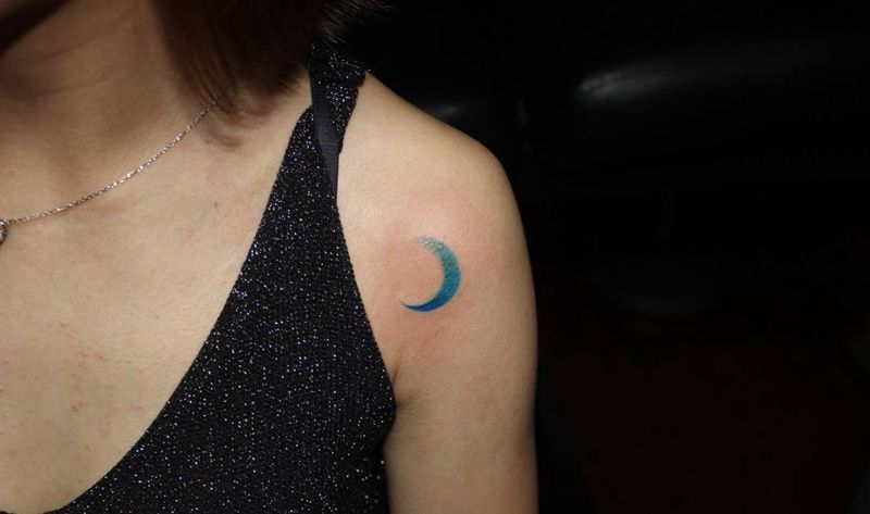 蓝月亮纹身图片_肩部手臂水彩图腾纹身图案
