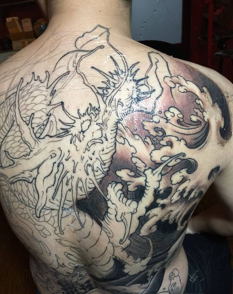 大龙满背更新纹身图片_背部传统清新国画鬼神动物纹身图案