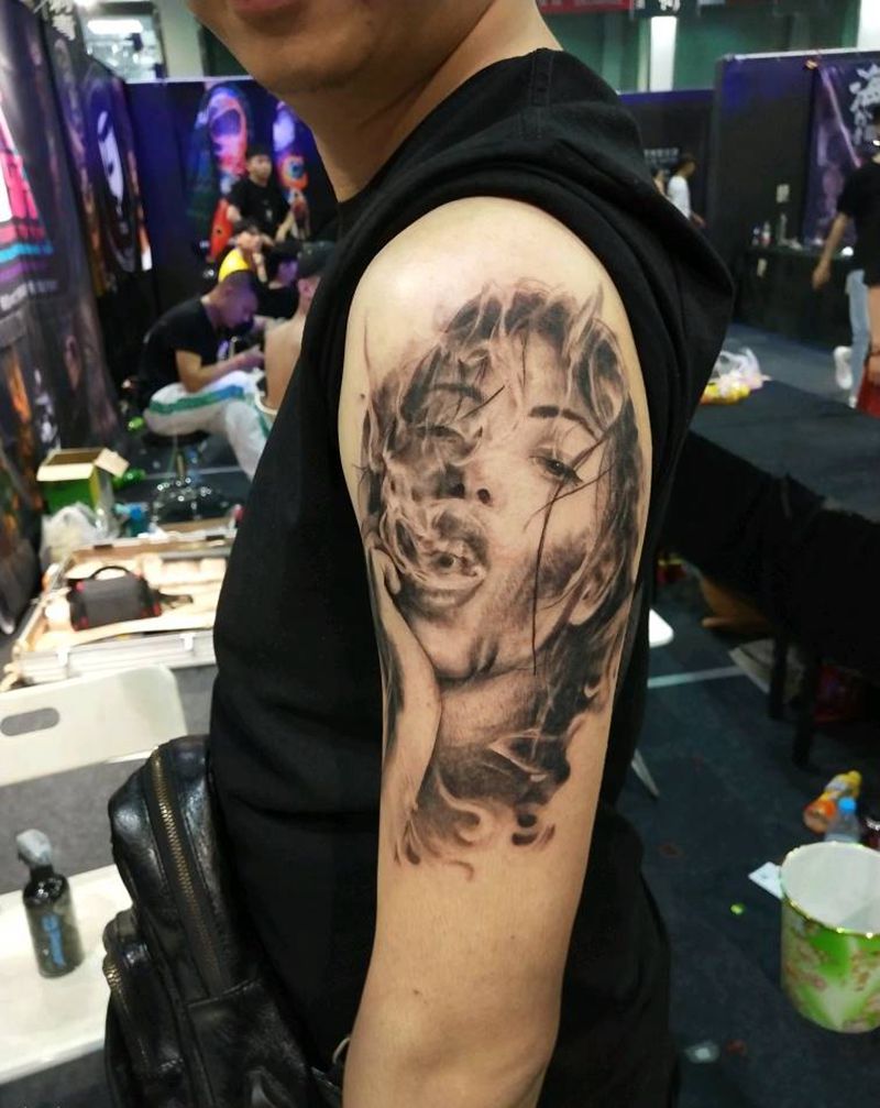 欧美烟浪女纹身图片