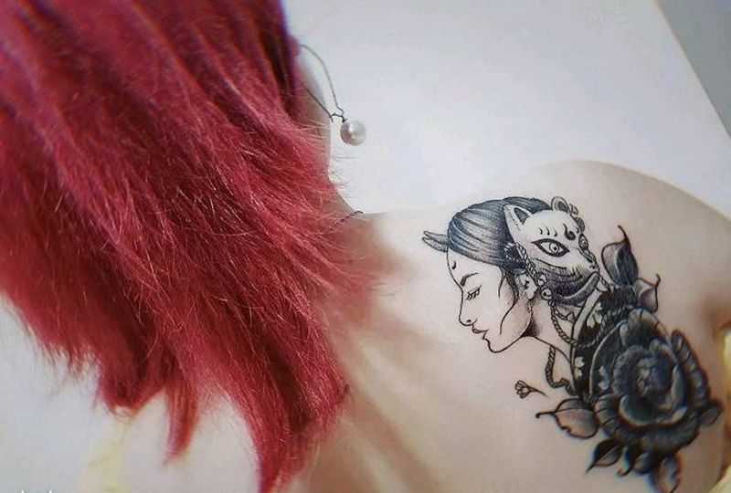 遮盖纹身图片_肩部背部猫面具艺伎纹身图案