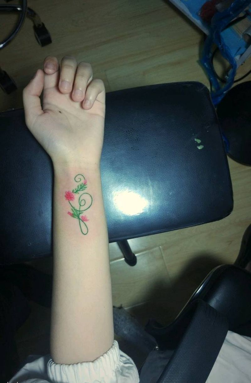 花纹身图片_手部清新纹身图案