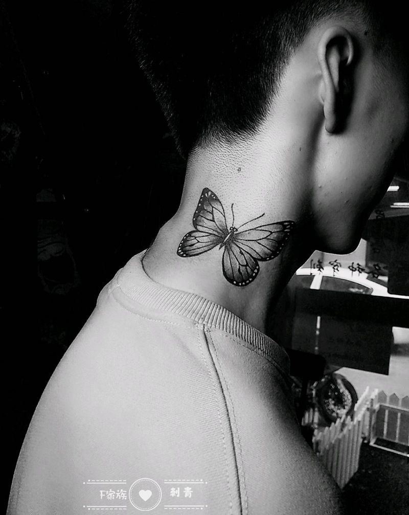 蝴蝶纹身图片_颈部纹身图案
