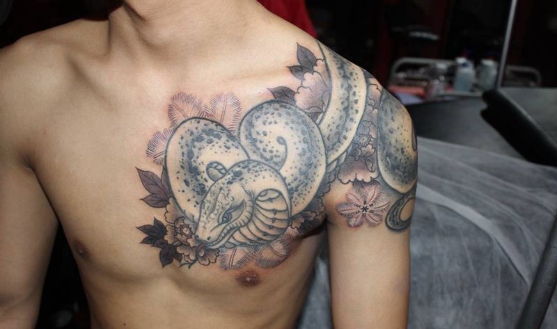 添加鹅毛雪花  牡丹纹身图片_成品肩部胸部传统欧美写实习俗植物动物纹身图案