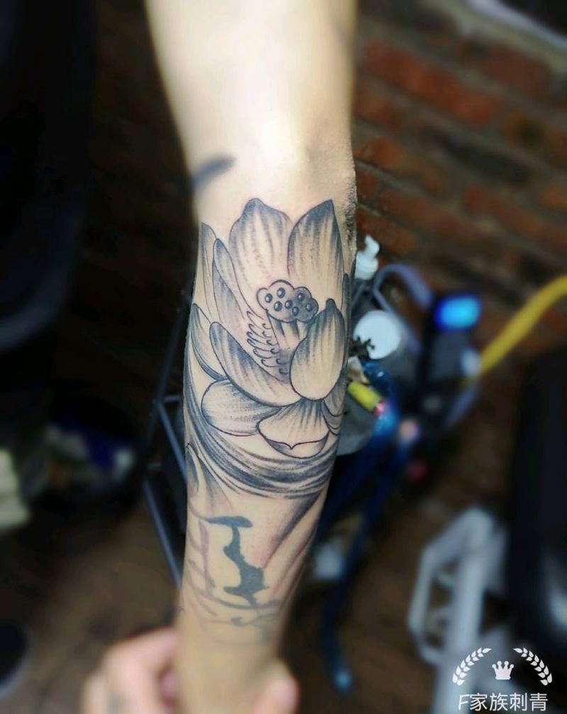 荷花纹身图片_手部纹身图案