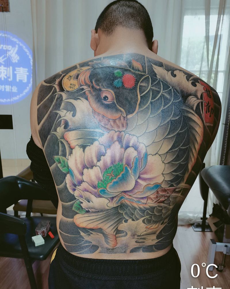 锦鲤纹身图片_背部纹身图案