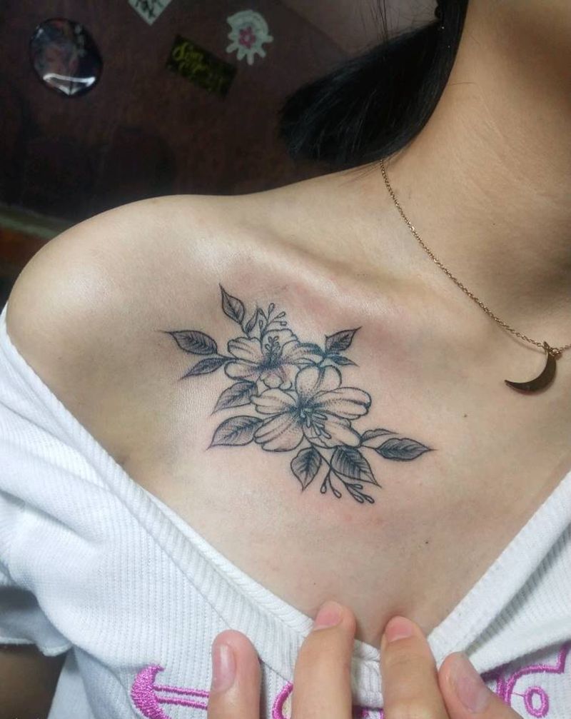 素花纹身图片_胸部纹身图案