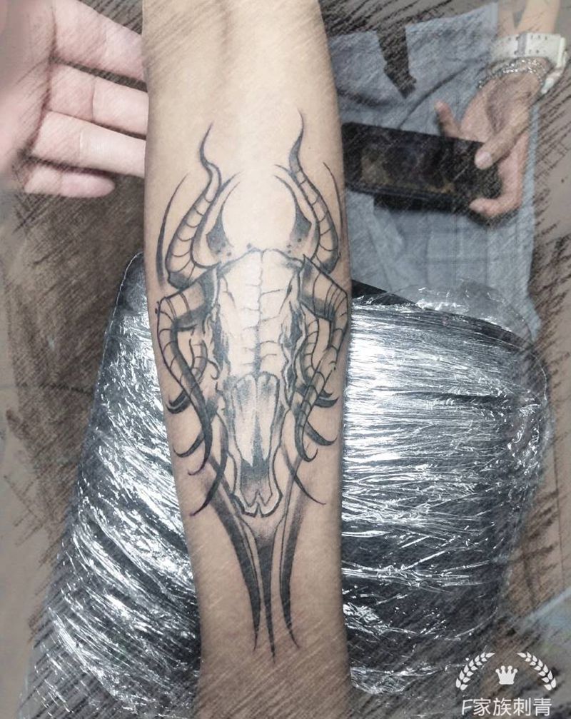 犄角纹身图片_手部纹身图案