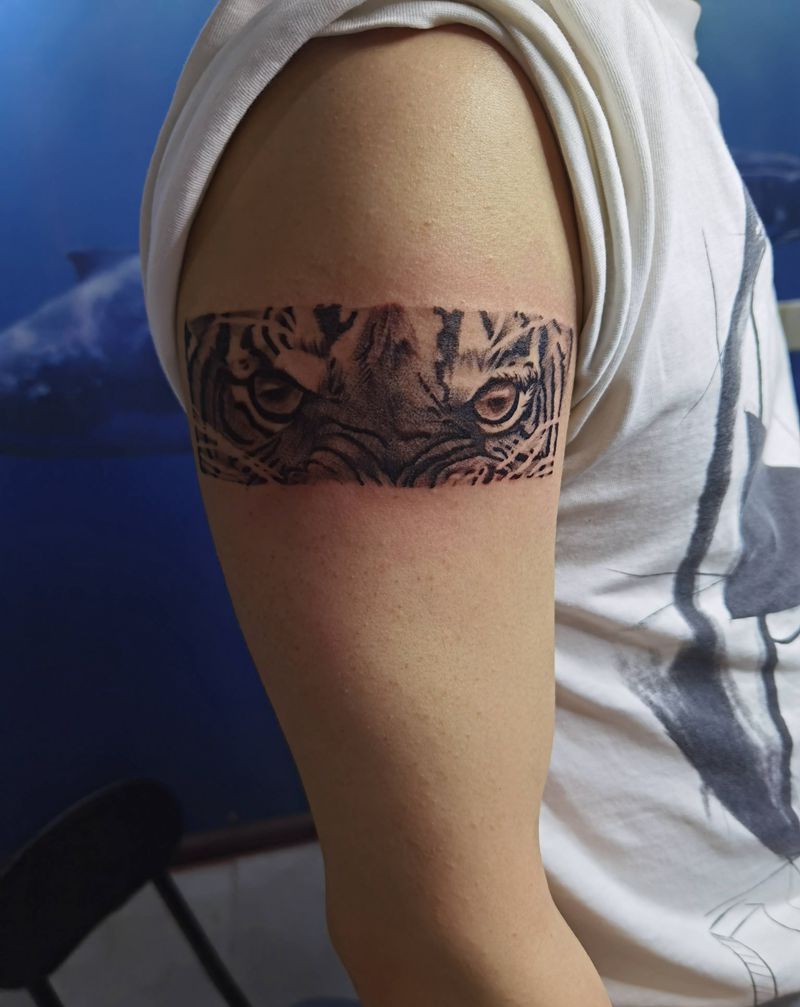 老虎纹身图片_手臂点刺纹身图案