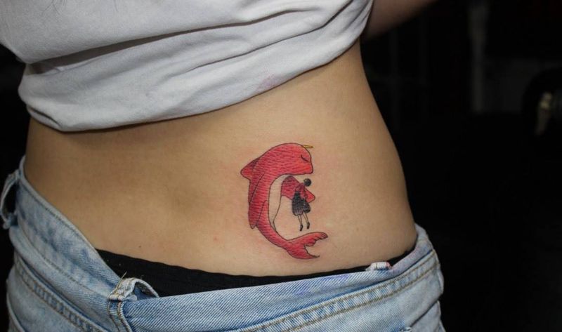 一只大鱼压海棠纹身图片