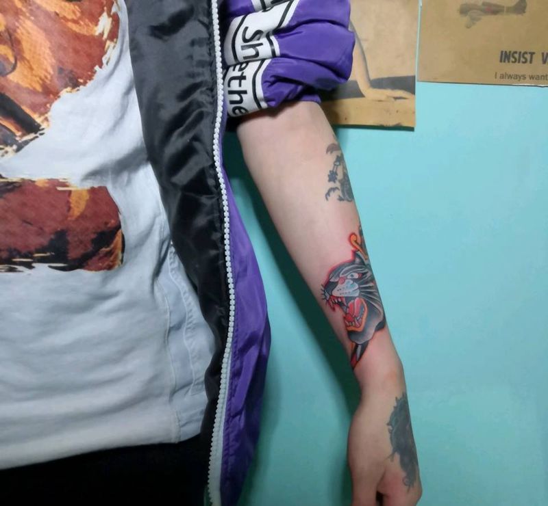 豹子纹身图片_手臂Old School纹身图案