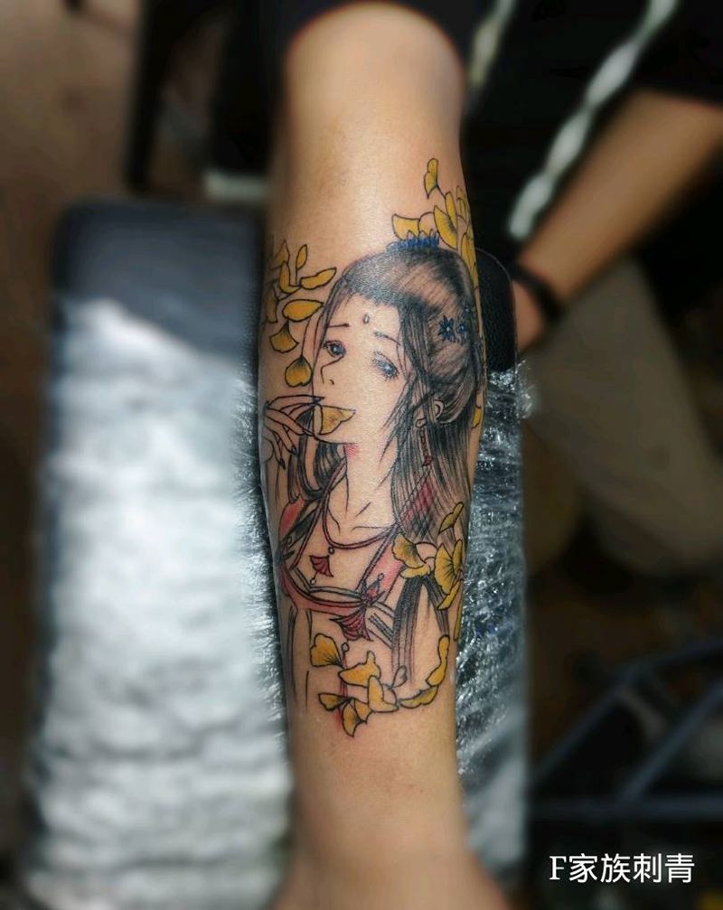 银杏叶古风美女纹身图片
