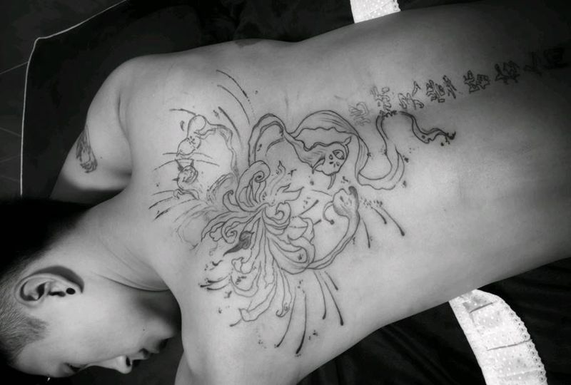 未完成的小哥哥纹身图片_背部新传统老传统彼岸花小哥哥纹身图案