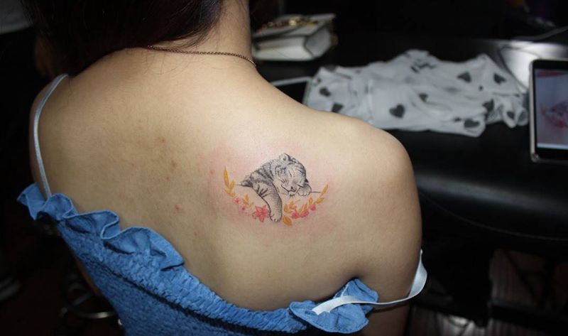 小脑斧升级纹身图片_背部点刺水彩纹身图案