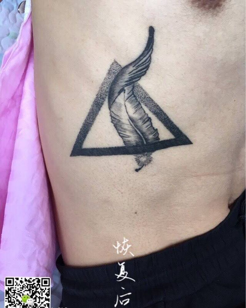 羽毛三角纹身图片_成品腰部清新几何点刺纹身图案