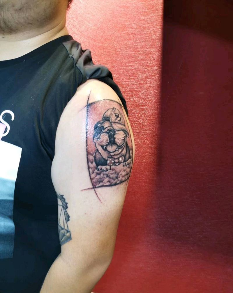 狗子纹身图片_肩部手臂欧美写实动物狗纹身图案