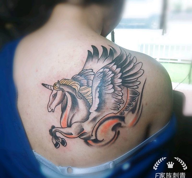 独角兽纹身图片_肩部纹身图案