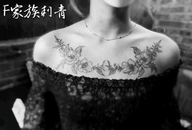 素花纹身图片_胸部纹身图案