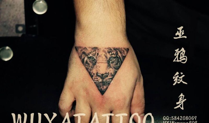 虎写实肖像蝴蝶英文纹身图片_成品手部手臂胸部背部肩部肖像写实字符动物纹身图案