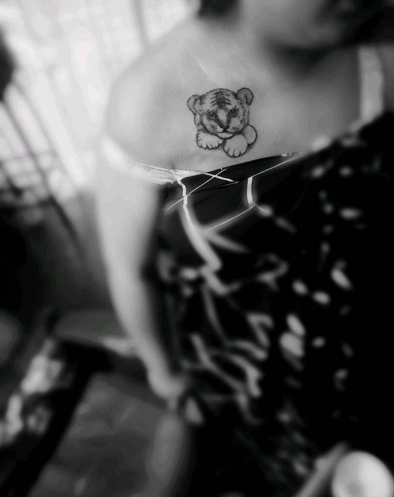 小老虎纹身图片_胸部纹身图案