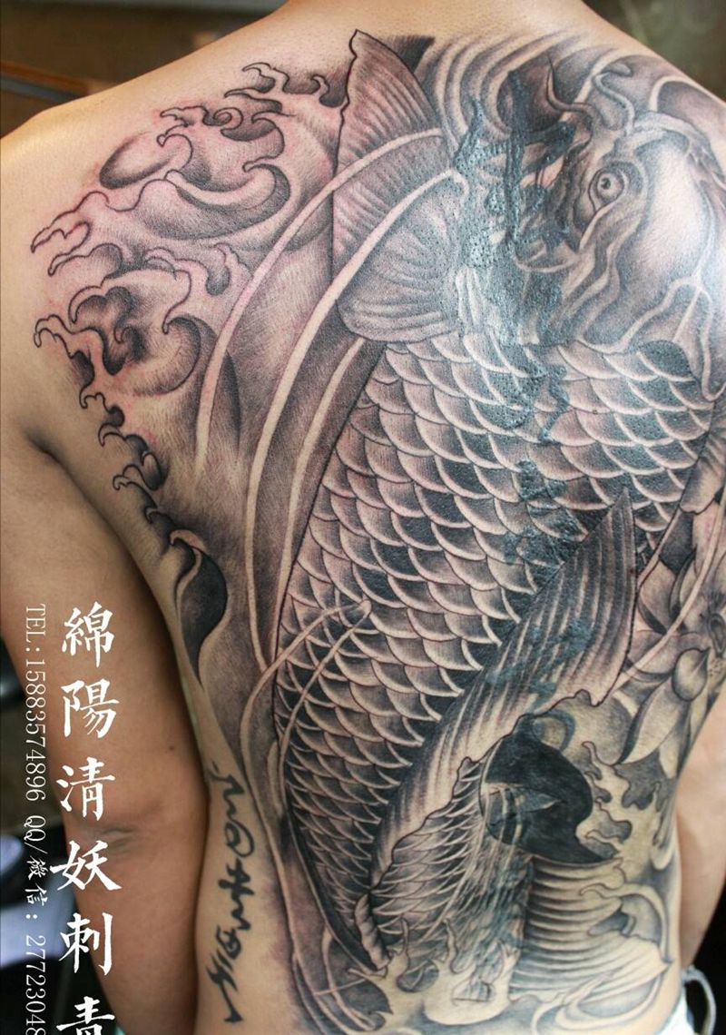 满背鲤鱼纹身图片