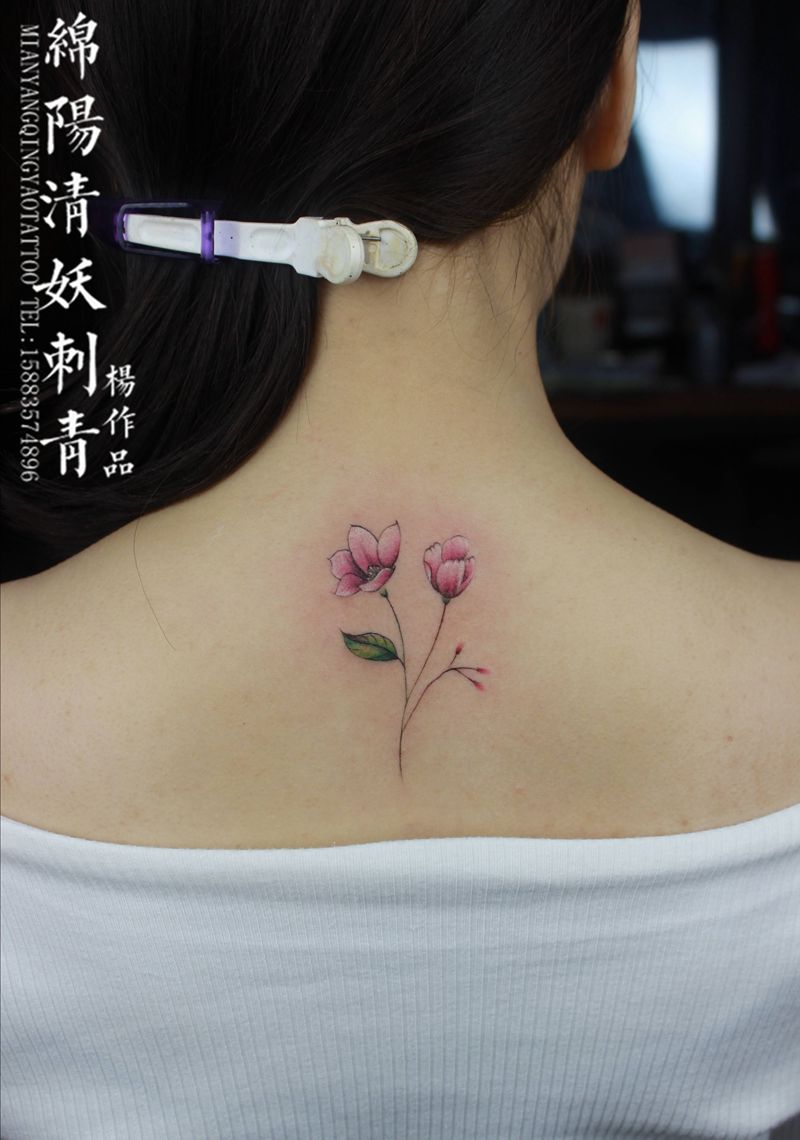 小花花纹身图片_背部纹身图案