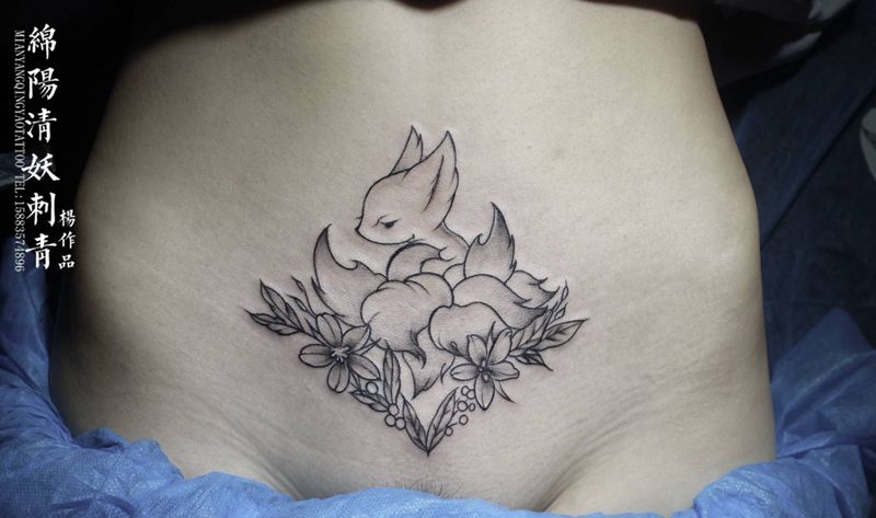 九尾狐纹身图片_腹部纹身图案