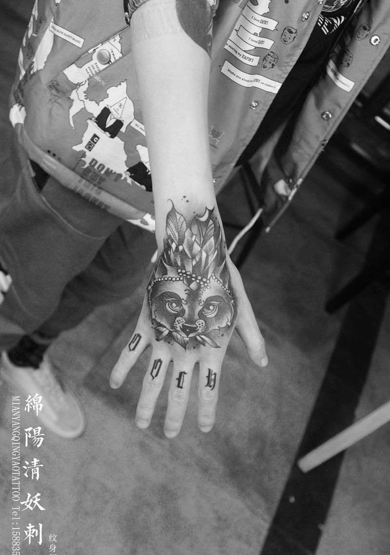 手背猫纹身图片_手部纹身图案