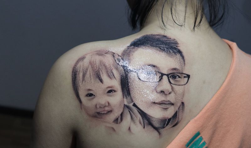 Forever love纹身图片_肩部背部欧美写实纹身图案