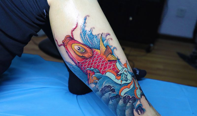 红鲤鱼纹身图片_腿部新传统纹身图案