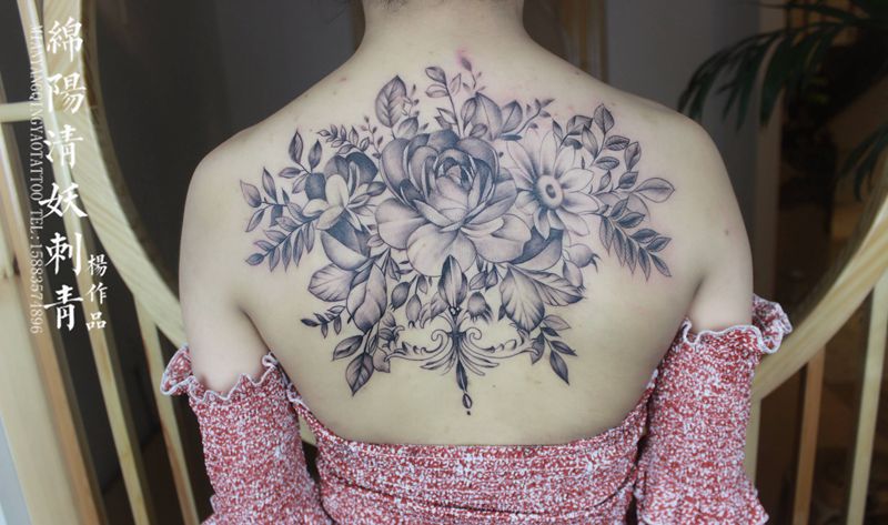 花纹身图片_背部手部纹身图案