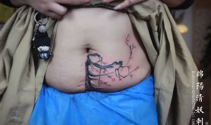 女人的不容易 梅花剖腹产疤痕纹身图片_腹部腰部水墨老传统纹身图案