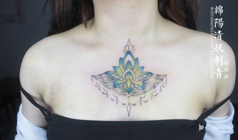 莲花纹身图片_肩部胸部纹身图案