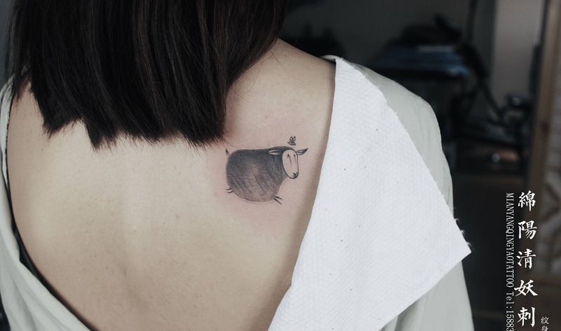 小绵羊纹身 高作品纹身图片_背部欧美写实纹身图案